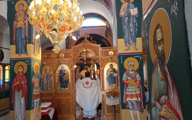Θεία λειτουργία υπέρ αναπαύσεως των κεκοιμημένων συγγενών ημών, που τελέστηκε στο εκκλησάκι των Τριών Ιεραρχών του Γαιόπολις Θεία λειτουργία υπέρ αναπαύσεως των κεκοιμημένων συγγενών ημών, που τελέστηκε στο εκκλησάκι των Τριών Ιεραρχών του Γαιόπολις